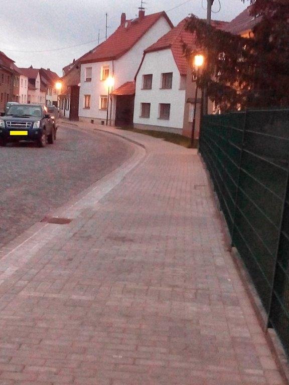 Straßenbeleuchtung neu und hell, Gebesee
