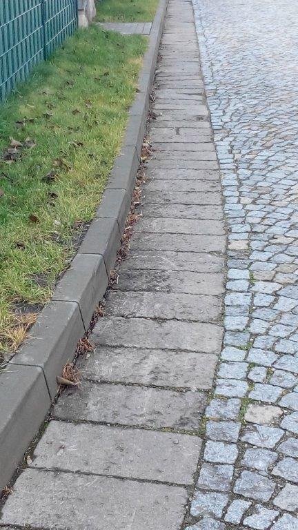 Neue Bordsteine, alte Gosse