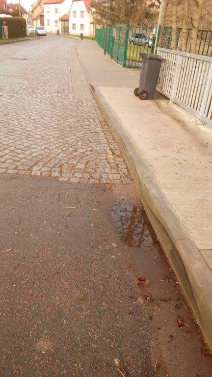 Stadteinwärts ohne Schanze, mit Rundholzbearbeitung