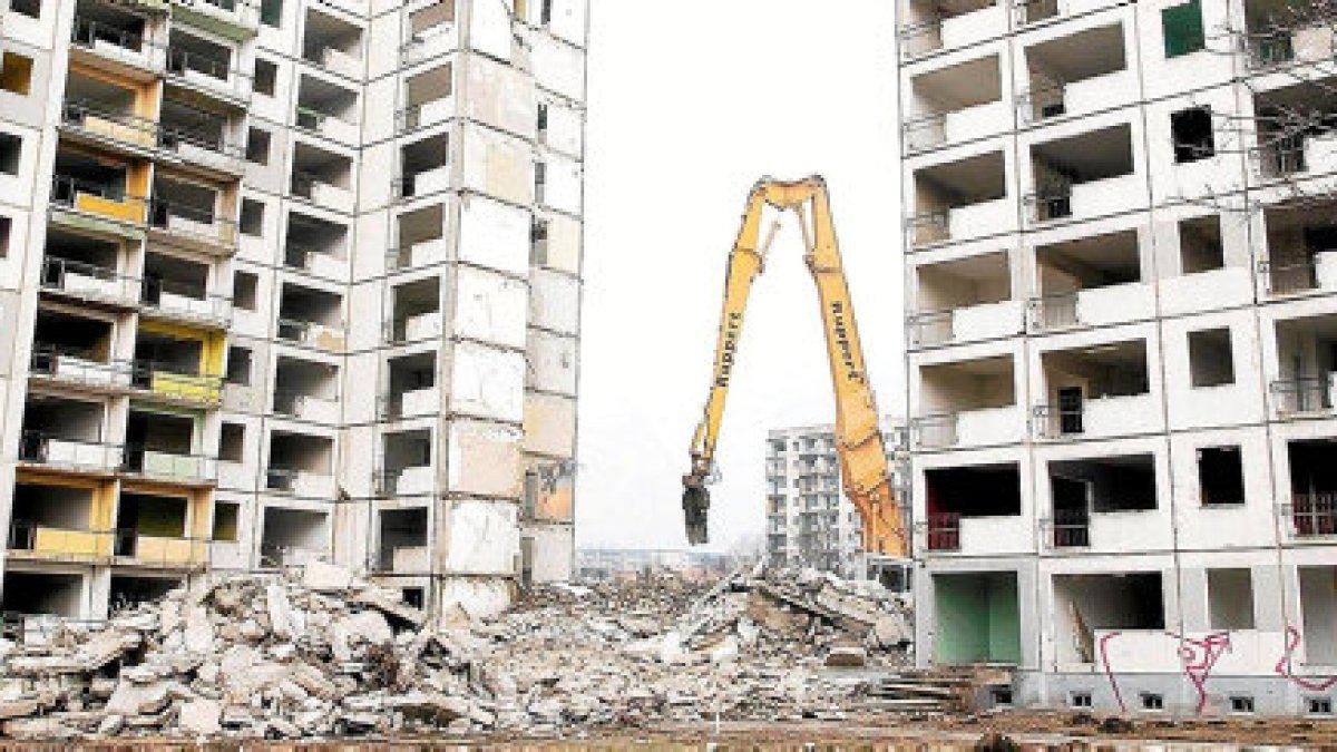 In Erfurt wurden vor einigen Jahren, wie hier 2003 in der Vilniuser Straße, reihenweise  Plattenbauten abgrissen. Foto: Peter Riecke